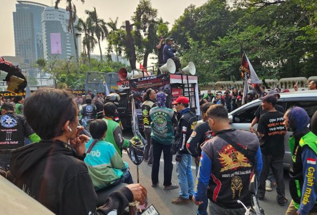 https://beritaadikara.com/ribuan-ojol-gelar-aksi-di-monas-desak-regulasi-baru-dan-skema-bagi-hasil-yang-lebih-adil/