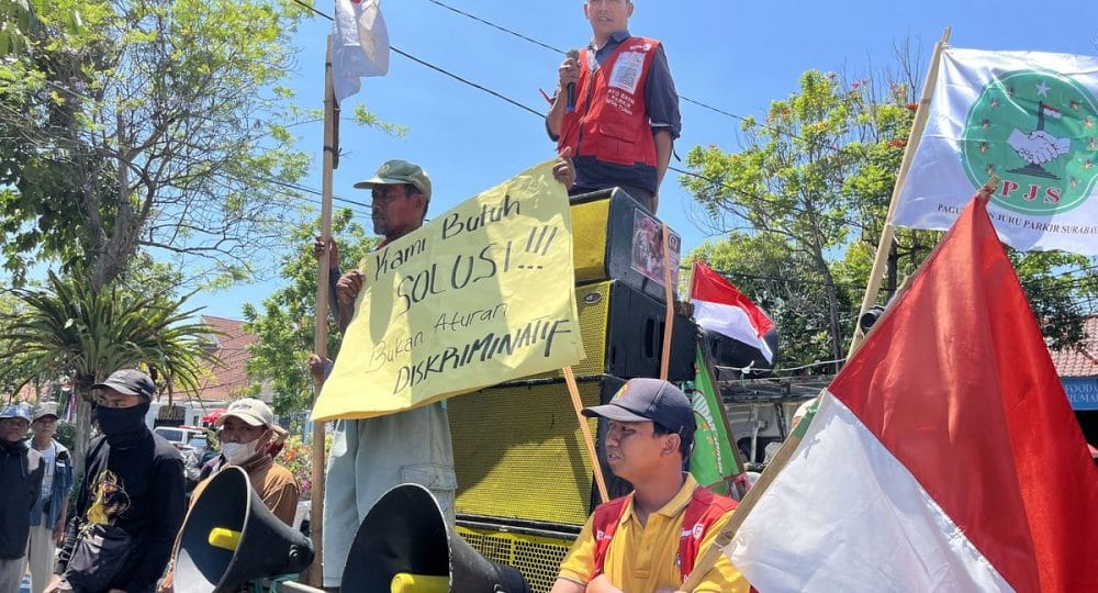 Juru Parkir Surabaya Gelar Aksi di Balai Kota, Tuntut Perbaikan Sistem Parkir dan Kesejahteraan
