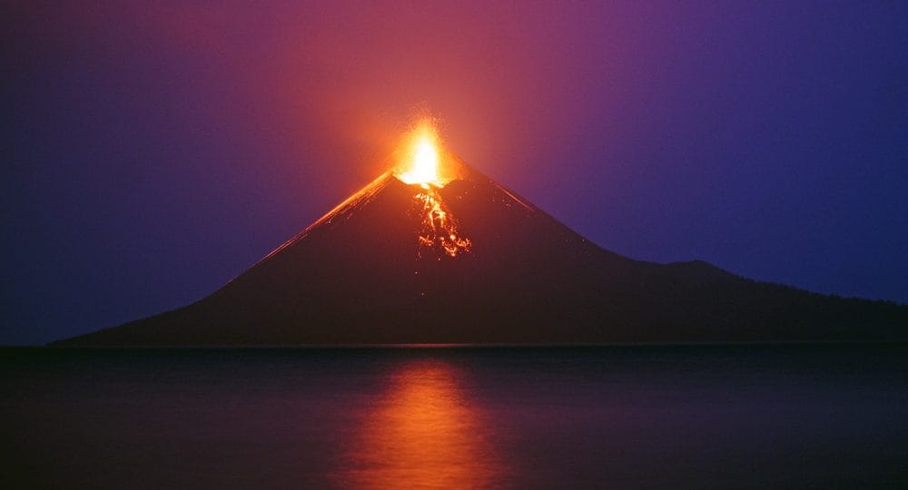 Gunung Anak Krakatau Kembali Erupsi, Abu Vulkanik Menyebar hingga Sejumlah Wilayah