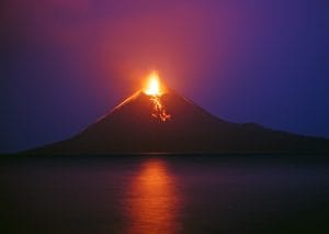 Gunung Anak Krakatau Kembali Erupsi, Abu Vulkanik Menyebar hingga Sejumlah Wilayah