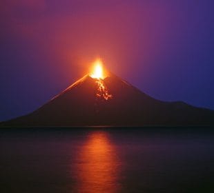 Gunung Anak Krakatau Kembali Erupsi, Abu Vulkanik Menyebar hingga Sejumlah Wilayah