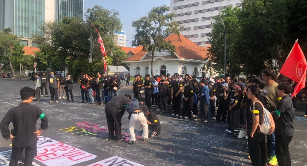 Demo BEM SI Jatim di Gedung Grahadi, Mahasiswa Gelar Tabur Bunga sebagai Bentuk Keprihatinan