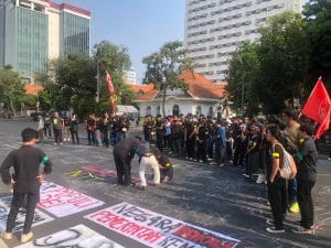 Demo BEM SI Jatim di Gedung Grahadi, Mahasiswa Gelar Tabur Bunga sebagai Bentuk Keprihatinan