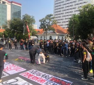 Demo BEM SI Jatim di Gedung Grahadi, Mahasiswa Gelar Tabur Bunga sebagai Bentuk Keprihatinan