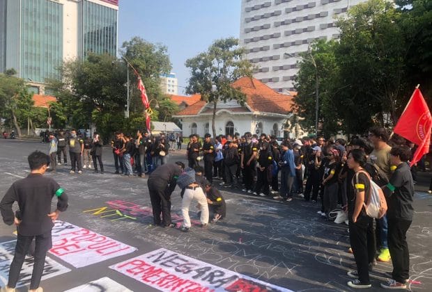 Demo BEM SI Jatim di Gedung Grahadi, Mahasiswa Gelar Tabur Bunga sebagai Bentuk Keprihatinan