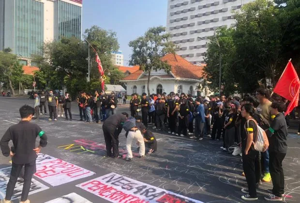 Demo BEM SI Jatim di Gedung Grahadi, Mahasiswa Gelar Tabur Bunga sebagai Bentuk Keprihatinan