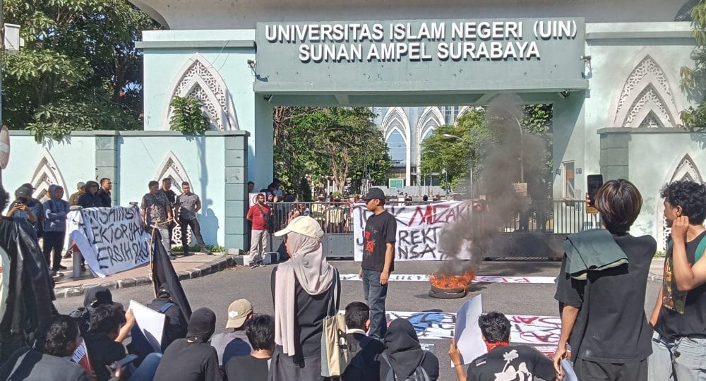 Demo Mahasiswa UINSA Surabaya Memanas, Massa Desak Rektor Akhmad Muzakki Mundur