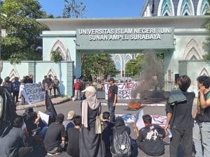 Demo Mahasiswa UINSA Surabaya Memanas, Massa Desak Rektor Akhmad Muzakki Mundur