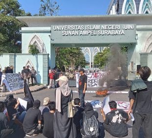 Demo Mahasiswa UINSA Surabaya Memanas, Massa Desak Rektor Akhmad Muzakki Mundur