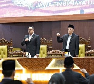 Rapat Paripurna DPRD Jatim: Wagub Emil Sampaikan Jawaban Gubernur Terkait Raperda Pengelolaan Aset dan PAD