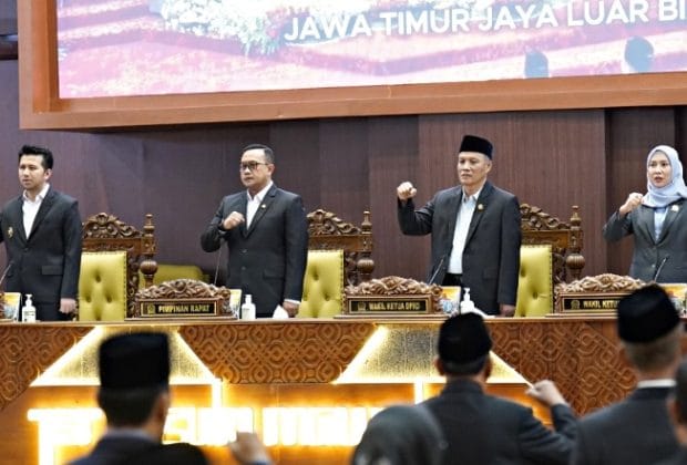 Rapat Paripurna DPRD Jatim: Wagub Emil Sampaikan Jawaban Gubernur Terkait Raperda Pengelolaan Aset dan PAD