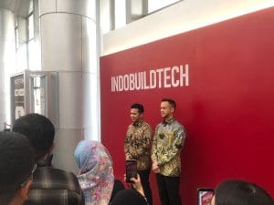Emil Dardak Kunjungi IndoBuildTech dan Nusantara Food & Hotel di Grand City Surabaya