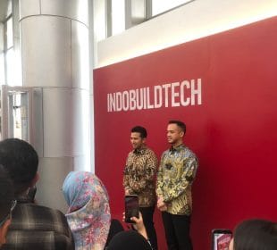 Emil Dardak Kunjungi IndoBuildTech dan Nusantara Food & Hotel di Grand City Surabaya