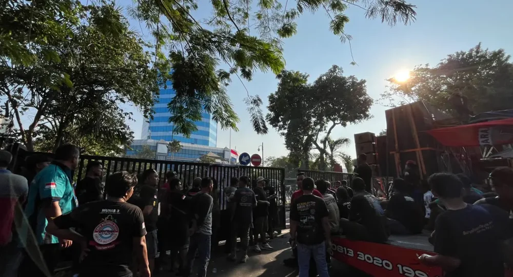 Ratusan Sopir GSJT Geruduk Surabaya, Desak Penghapusan Barcode Solar Bersubsidi
