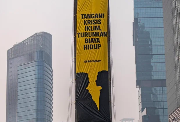 Aksi Protes Spanduk Greenpeace di Bundaran HI, Desak Pemerintah Serius Tangani Karhutla