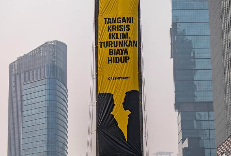 Aksi Protes Spanduk Greenpeace di Bundaran HI, Desak Pemerintah Serius Tangani Karhutla