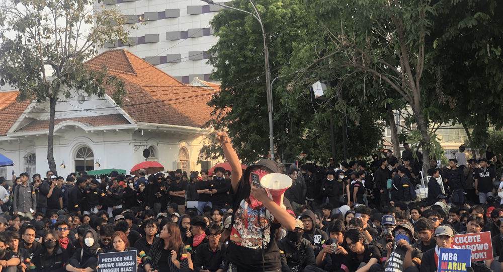 Demo di Grahadi Surabaya, Massa Tuntut Evaluasi Prabowo-Gibran dan Tuntaskan Karhutla
