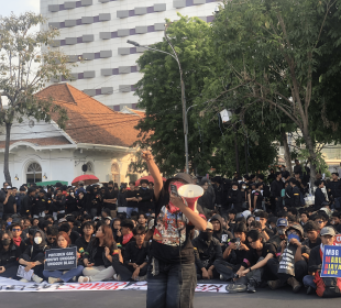 Demo di Grahadi Surabaya, Massa Tuntut Evaluasi Prabowo-Gibran dan Tuntaskan Karhutla