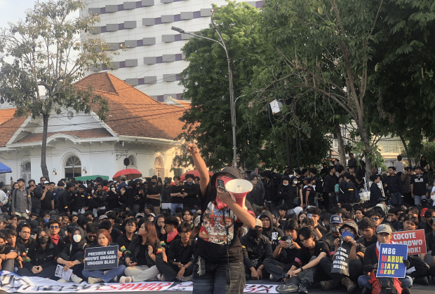 Demo di Grahadi Surabaya, Massa Tuntut Evaluasi Prabowo-Gibran dan Tuntaskan Karhutla