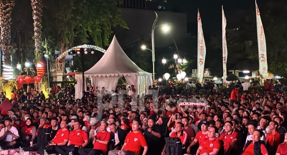 Ribuan Warga Penuhi Grahadi, Euforia Nobar Berujung Perayaan Juara Indonesia