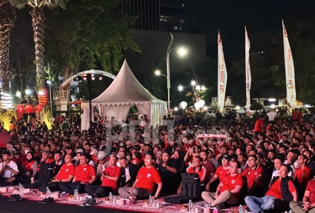 Ribuan Warga Penuhi Grahadi, Euforia Nobar Berujung Perayaan Juara Indonesia